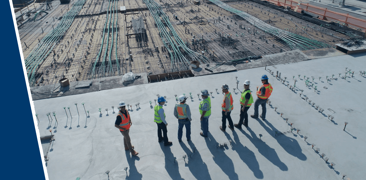 Des homme sur terrain